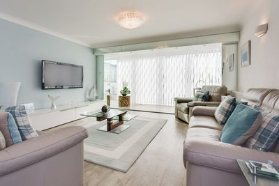 Vertical Blind Systems, SG 2900, Multi Visio, Private Home, Poole Dorset, United Kingdom, Vertical Waves
