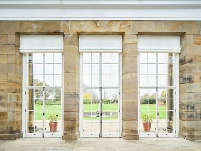 Liftgardiner, SG 2120, Colorama 1, The Camellia House, Wentworth, South Yorkshire, United Kingdom
