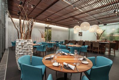 Vertical Blind Systems, SG 2960, Multi Visio, Room shot "Oona the Restaurant", Frutigen, Switzerland, Vertical Waves